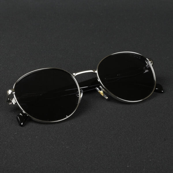 silver (23) IRAYZ Round Metal Sunglasses – Silver Black