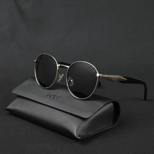 silver (24) IRAYZ Round Metal Sunglasses – Silver Black